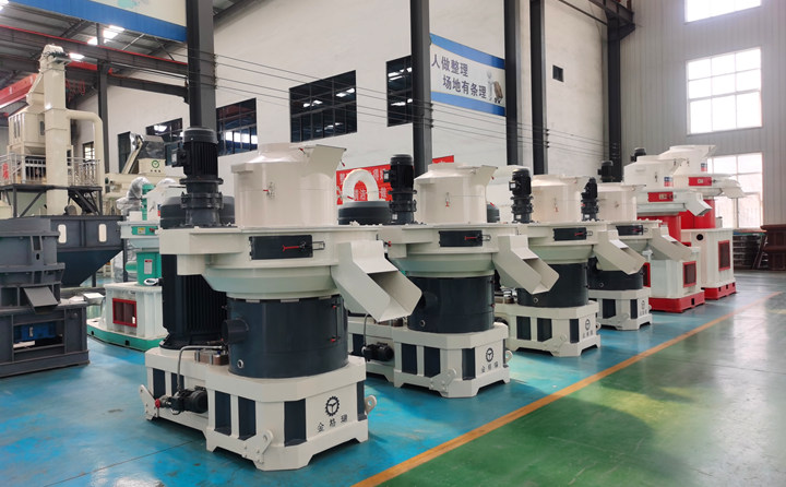 山東金格瑞顆粒機廠家負責免費提供制粒生產線方案，為每一位客戶進行試機；產品使用中，我們給客戶提供“保姆式”服務，定期進行電話回訪，定期進行現場專訪；讓您在產品使用過程中，放心、安心、舒心